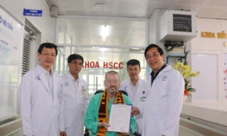 Bệnh nhân phi công nhận giấy ra viện (ảnh:BVCC)