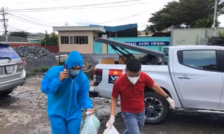 Các tình nguyện viên của siêu thị 0 đồng đưa quà đến gia đình bà bà Võ Thị Nhàn (46 tuổi, quê Kiên Giang), ngụ trong xóm trọ hẻm 5C Hồ Học Lãm (phường 16, Quận 8, TPHCM) - nhân vật trong bài báo của Tiền Phong trong chương trình "Cùng Tiền Phong tiếp sức tuyến đầu chống dịch"