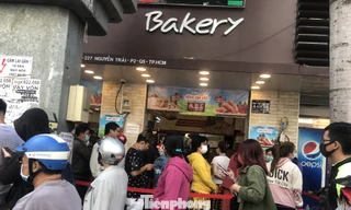 Dòng người xếp hàng dài chờ mu bánh mì thanh long