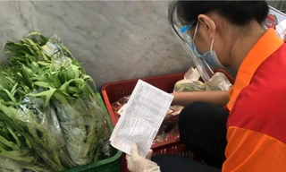 Nhân viên siêu thị soạn hàng theo combo cho đơn hàng từ các phường gửi đến