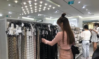 Khách hàng đến mua sắm trong ngày Độc thân