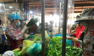 Hình ảnh bên trong khu chợ vừa mở lại ở TPHCM