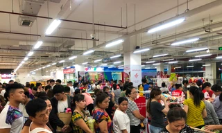 Auchan "vỡ trận" vì lượng người vào mua sắm quá đông