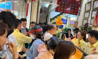 Người TPHCM nháo nhào đi mua vàng, các cửa tiệm chật kín
