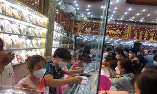 Gần nửa đêm, khách vẫn nườm nượp mua vàng cầu may