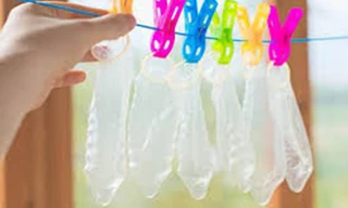 Nguy cơ mắc nhiều bệnh khi tái sử dụng bao cao su