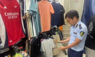 Hàng giả, hàng nhái vẫn nhan nhản tại Saigon Square, chợ Bến Thành