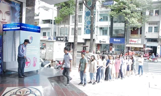 Dòng người xếp hàng chờ vào buồng khử khuẩn