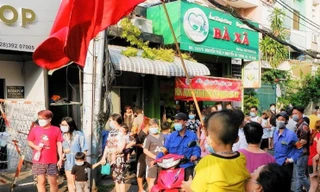 Người dân Mả Lạng (Q.1, TPHCM) vui mừng được gỡ phong tỏa chiều mùng 4 Tết (ảnh: HCDC)