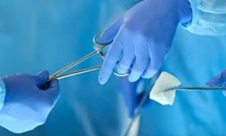 Mẹ trẻ kiên cường sinh con cùng khối u “khủng”