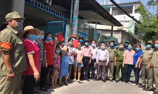 Người dân đường Nguyễn Phúc Chu, P.15, Q.Tân Bình vui mừng khi được gỡ phong tỏa (ảnh:HCDC)