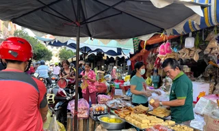 TPHCM: Phiên chợ đầu năm 'mua nhanh, bán lẹ'