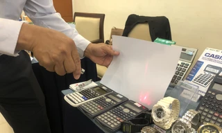 Hàng giả qua mặt người tiêu dùng bằng cách ghi sai một số hay một chữ tương tự với hàng thật