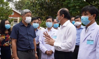 Thứ trưởng Y tế Nguyễn Trường Sơn (bìa trái) động viên cán bộ, nhân viên y tế làm việc tại Bệnh viện dã chiến Củ Chi (ảnh: BYT)