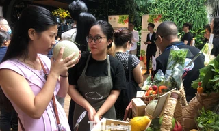 Chợ rau củ quả hữu cơ tuy giá khá "chát" nhưng luôn đắt khách