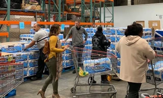 Người Mỹ không đeo khẩu trang đi siêu thị, dù dịch Covid-19 tại đây đang diễn biến rất phức tạp