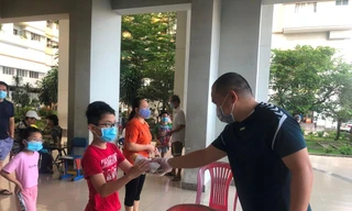 Trao bánh mì "0 đồng" cho người dân trong khu phong tỏa