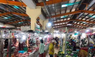 Nhiều chợ mở lại, các loại thực phẩm giảm giá thấy rõ