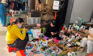 Bất ngờ 'hàng hiệu' vài chục ngàn đồng tràn lan chợ, 'mua nhiều còn được giảm giá'