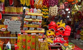 Chợ pháo hoa giấy lớn nhất TPHCM 'vớt' khách chiều 30 Tết