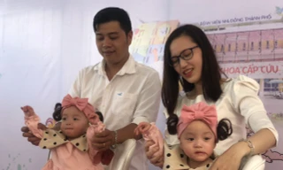 Ba mẹ song Nhi hạnh phúc trong ngày đón hai con xuất viện