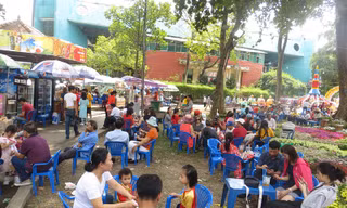 Hàng ăn ở các điểm vui chơi luôn chật kín khách
