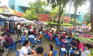 Hàng ăn ở các điểm vui chơi luôn chật kín khách