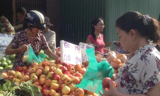Táo Mỹ giá bèo 40.000 đồng/kg, dân Sài Gòn chen nhau mua