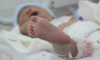 Trẻ 6 tháng tử vong thương tâm do kẹt giữa khe nệm và tường