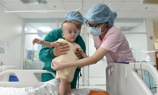 Các bé được bắt đầu bài tập đứng (Ảnh: BVCC)