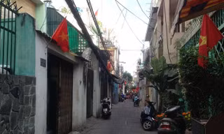 Do nhiều hàng quán còn nghỉ tết, quán ăn vỉa hè trở nên đắt khách