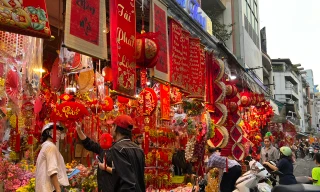 Sắc đỏ phủ ngập phố đồ Tết lớn nhất TPHCM, tấp nập người mua sắm