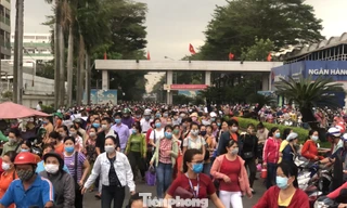 Dòng xe ken đặc, xếp hàng dài cả cây số chờ đón công nhân Pouyuen 