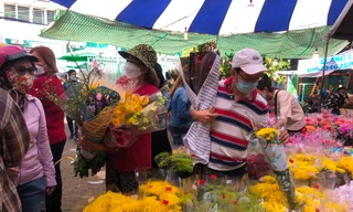 Hoa 'đại hạ giá' chiều 29 Tết ở TPHCM 