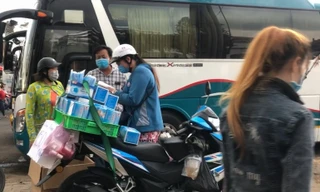 Khẩu trang y tế bán nhan nhản trên vỉa hè