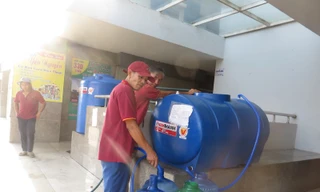 Chung cư Carina không điện, không nước, cư dân phải hứng nước ở bể tập thể và xách về căn hộ để dùng