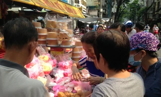 Người Sài Gòn tấp nập mua bánh cúng tiết Thanh Minh