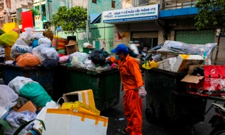 Rối bời ngày đầu 'cân rác tính tiền' ở TPHCM