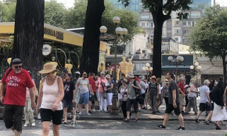 Người dân ý thức đeo khẩu trang nơi công cộng