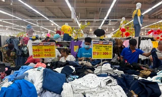 Cận Tết, 'tín đồ' thời trang săn sale tới tận nửa đêm