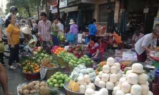 Hàng trái cây tấp nập từ sáng sớm, giá cả không tăng