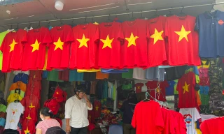 Người dân TPHCM nườm nượp đi mua áo, mũ, cờ đỏ sao vàng