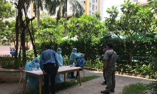 Lấy mẫu xét nghiệm COVID-19 tại chung cư ở TP Thủ Đức có ca mắc COVID-19 (ảnh: HCDC)