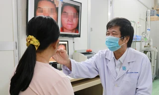 BS Hoàng Văn Minh khám cho người bệnh