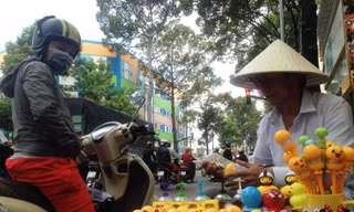 Thú nhún 'Emoji lò xo' lên cơn sốt, bán ngập vỉa hè Sài Gòn