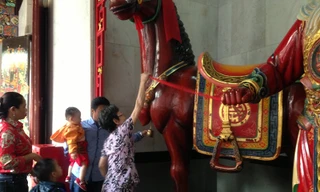 Người Sài Gòn rung chuông ngựa cầu may đầu năm