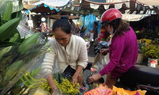 Rau xanh, hoa tươi tăng giá sáng mùng 2 tết