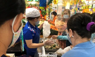 Quầy hàng gà cúng tấp nập khách từ sáng sớm