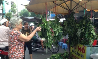 'Lá xông, bánh ú nước tro' đắt hàng trước tết Đoan Ngọ