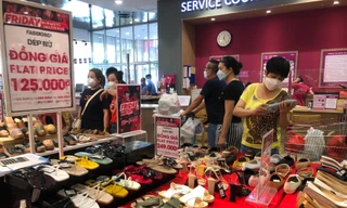 Khách hàng nhộn nhịp mua sắm ngày Black Friday